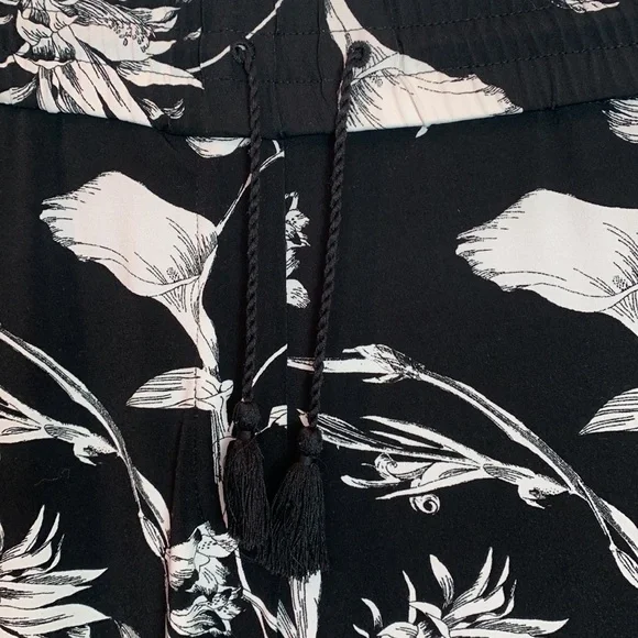 White House Black Market Floral Wide Leg Pants in
Midnight Bloom - Picture 6 of 8